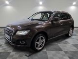 une photo d'un SUV Audi marron garé dans un garage