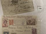 deux enveloppes affranchies posées sur une table