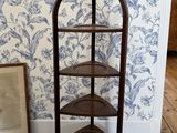 une étagère en bois à trois tablettes placée contre un mur