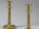 paire de chandeliers anciens en laiton sur fond blanc