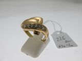 une photo d'une bague en or sertie de diamants, avec une étiquette de prix