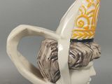 paire de vases en céramique représentant une tête de femme et une tête d'homme coiffée d'un chapeau