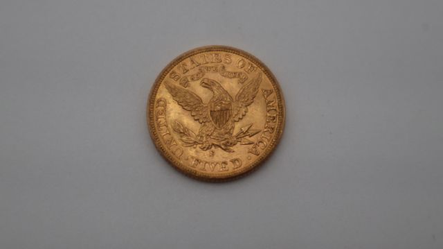 Une pièce de monnaie en or à valeur faciale de cinq dollars USA L...