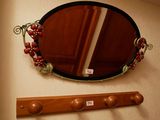un miroir et un porte-manteau dans un coin de la pièce