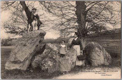 une photo en noir et blanc montrant un groupe de personnes assises sur de gros rochers
