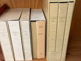 Plusieurs livres sont empilés sur une étagère dans une bibliothèque