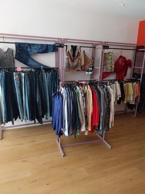 un portemanteau exposé dans un magasin de vêtements