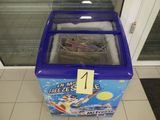 une glacière bleue sur laquelle est collé un autocollant jaune