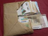 un sac de courrier posé sur un drap rouge