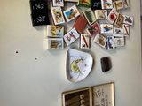 une photo d'un réfrigérateur avec des aimants et des photos accrochées au mur