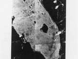 une vieille photo en noir et blanc représentant un bout de terrain avec un trou dedans