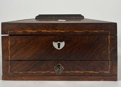 une petite boîte en bois sur laquelle est accrochée une clé