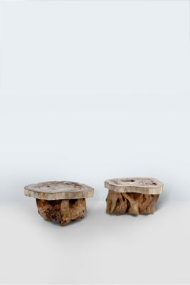 deux petits tabourets en bois posés sur une surface blanche