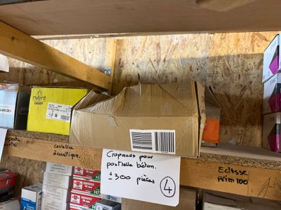 de nombreuses boîtes sur les rayons d'un magasin, munies d'étiquettes de prix