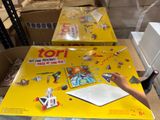 un jeune garçon qui joue à un jeu sur la table