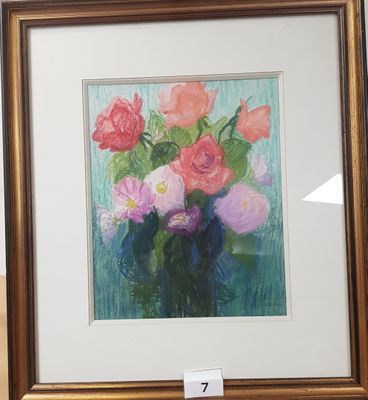 une image d'un tableau de fleurs dans un vase sur une table
