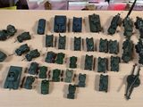 beaucoup de petits véhicules militaires miniatures posés sur une table