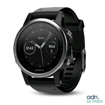 La Garmin est une montre connectée dotée d'un capteur de fréquence cardiaque intégré