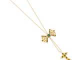 Gros plan sur un collier en or orné d'une croix