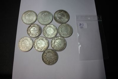 quelques pièces d'argent posées sur une feuille de papier blanche