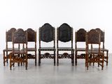 six chaises en bois sculpté et une table dans une pièce vide