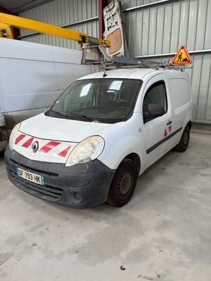 une camionnette blanche garée dans un garage