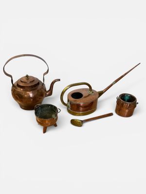 une petite collection de théières en cuivre