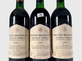 trois bouteilles de vin rouge posées l'une à côté de l'autre sur une surface blanche