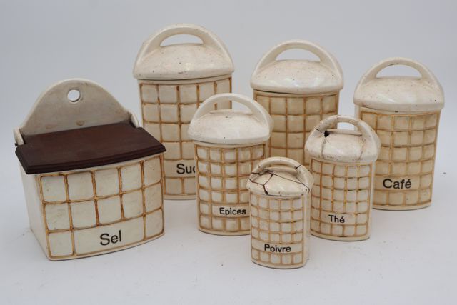 Pots à épices en céramique nacré tchèque. Deux couvercle recollé