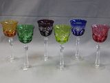 plusieurs verres à vin de couleurs différentes sont alignés
