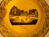 une plaque jaune sur laquelle figure l'image d'une ville