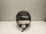 une photo d'un casque de moto posé sur une table
