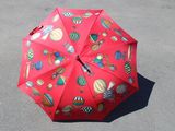 un parapluie rouge orné de montgolfières