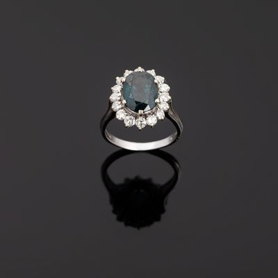 Bague Pompadour en or gris 750°°° (tête d'aigle) centrée d'u…