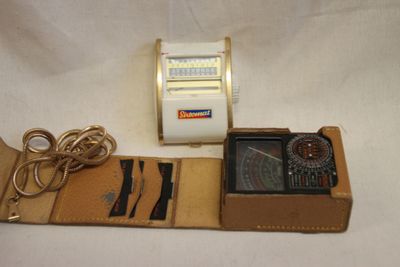 une boîte sur laquelle sont posés une montre et un portefeuille