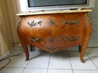 Commode galbée en marqueterie et bois de rose, à décor flora…