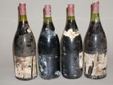 quatre bouteilles de vin sont alignées