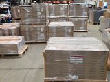 un grand entrepôt rempli de boîtes et de palettes