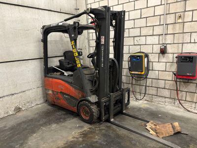 un chariot élévateur garé dans un garage, près d'un mur