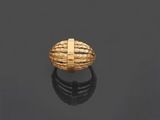 une bague en or 18 carats, signée Van Cleef