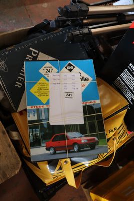 une pile de livres posée sur une table en bois