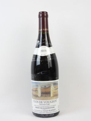 une bouteille de vin posée sur une table