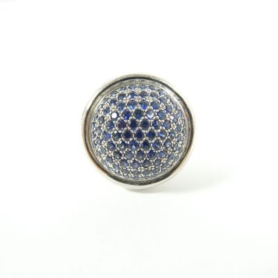 un gros plan d'une bague ornée de pierres bleues et blanches