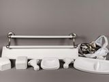 un chat assis sur un porte-serviettes