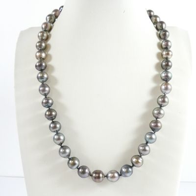 gros plan d'un collier sur un mannequin mannequin mannequin mannequin mannequin mannequin mannequin mannequin mannequin
