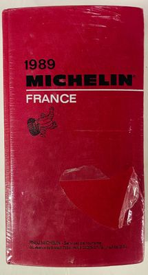 un livre rouge posé sur une table blanche