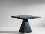 une image représentant une table noire posée sur une surface blanche