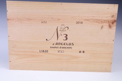 gros plan d'une boîte en bois portant une étiquette
