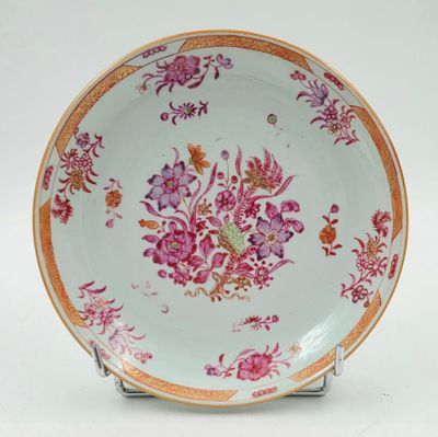 une assiette avec un motif floral sur un support