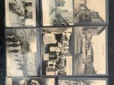 plusieurs vieilles photographies en noir et blanc représentant des personnes debout devant un bâtiment